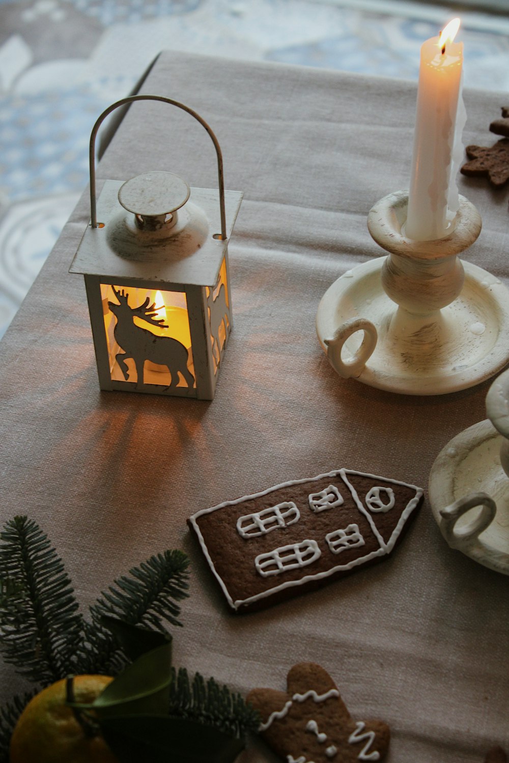 uma mesa coberta com biscoitos e uma vela acesa