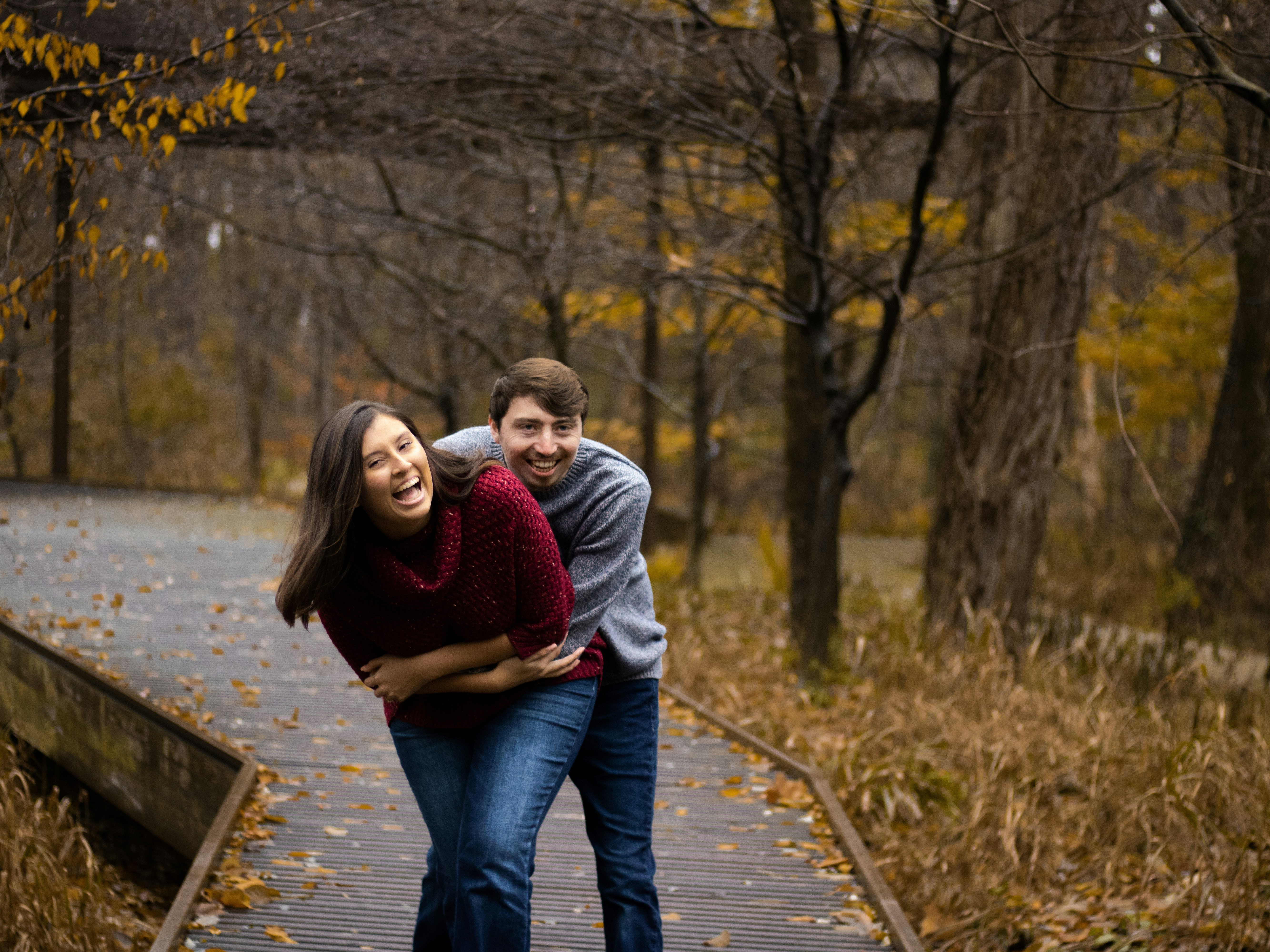 couple laughing happily, candid, ilustrasi artikel Beyond the Posed: Unveiling the Magic of Documentary Wedding Photography 4