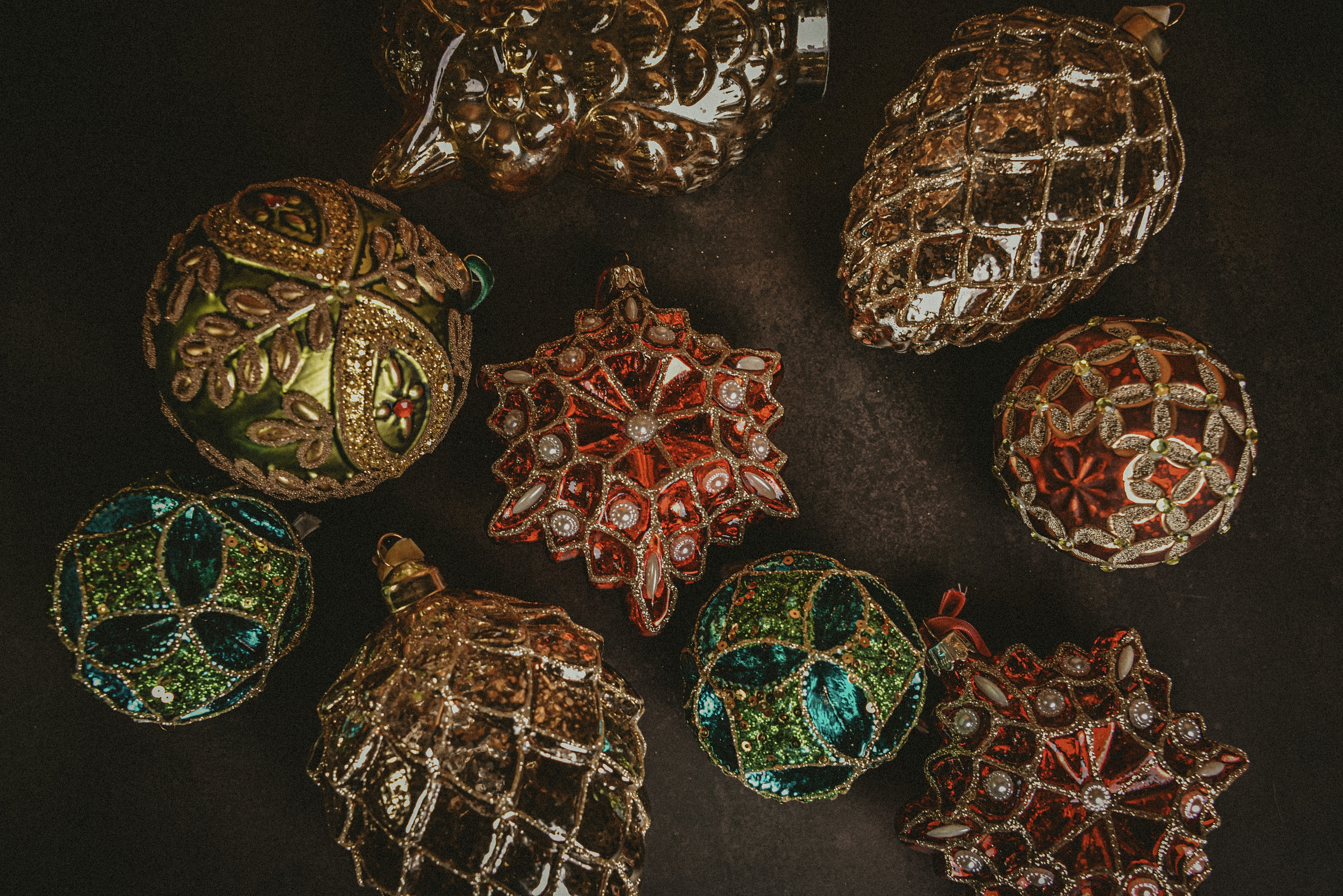 Sekelompok ornamen Natal duduk di atas meja