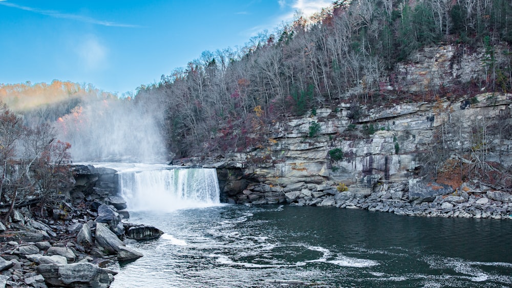 une cascade avec une cascade au milieu