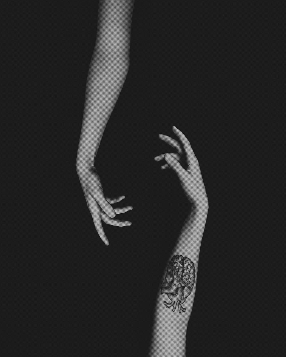 Der Arm einer Frau mit einem Tattoo darauf