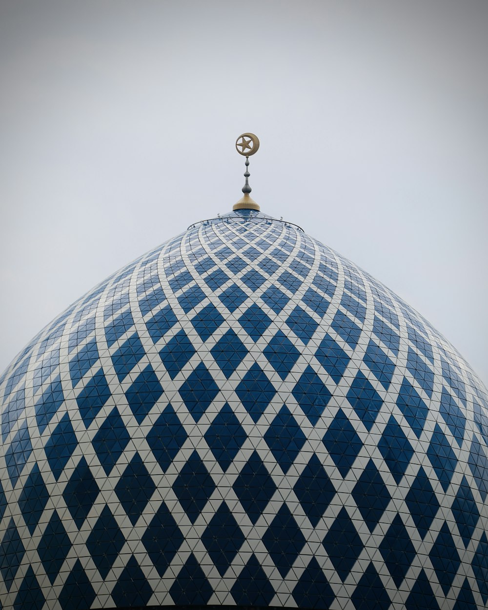 um edifício azul e branco com um relógio no topo