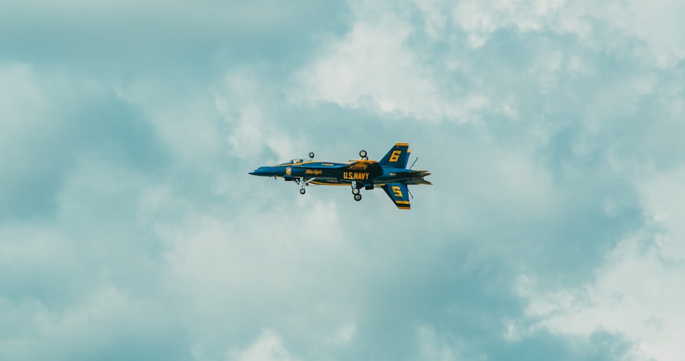 Ein Kampfjet fliegt durch einen bewölkten Himmel