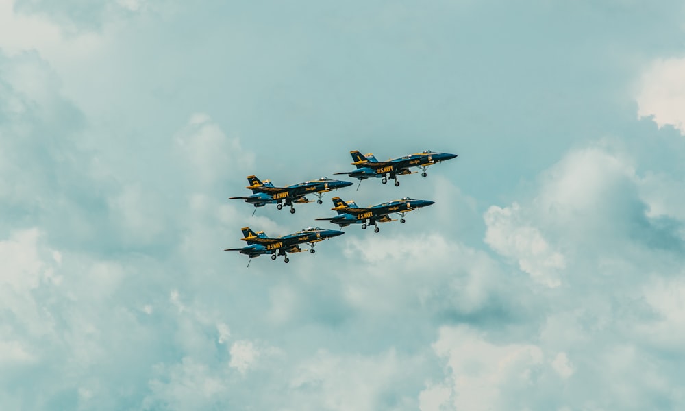Eine Gruppe von Kampfjets fliegt durch einen bewölkten Himmel