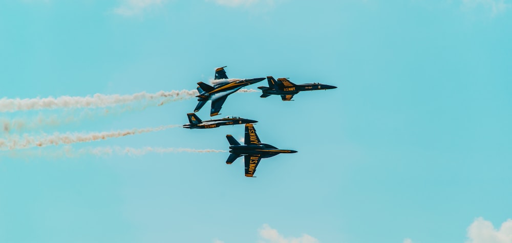 um grupo de caças voando através de um céu azul