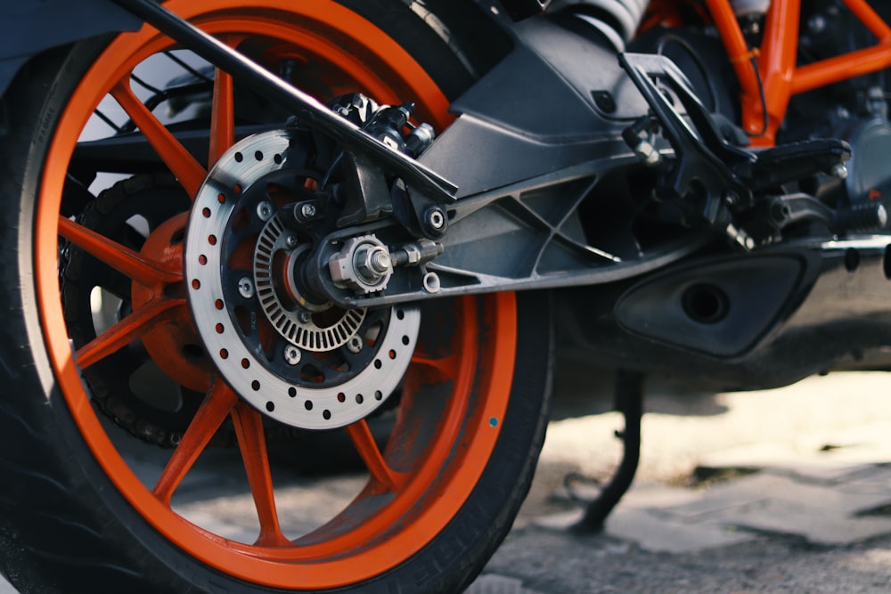 um close up de um pneu de motocicleta com aros laranja