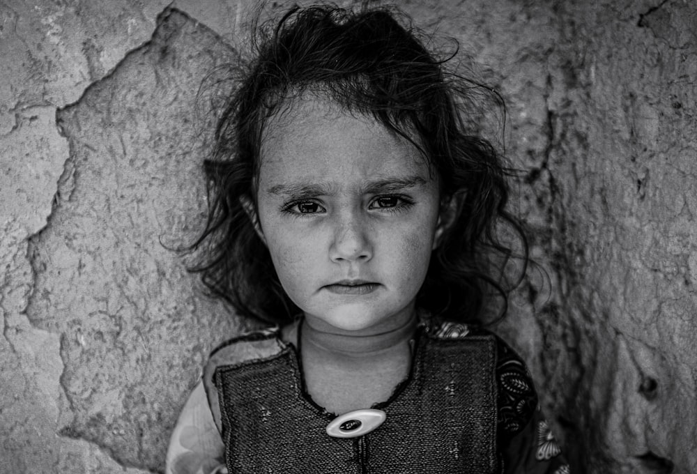 Una foto en blanco y negro de una niña pequeña