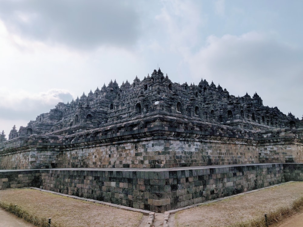 a very large stone structure with a sky background