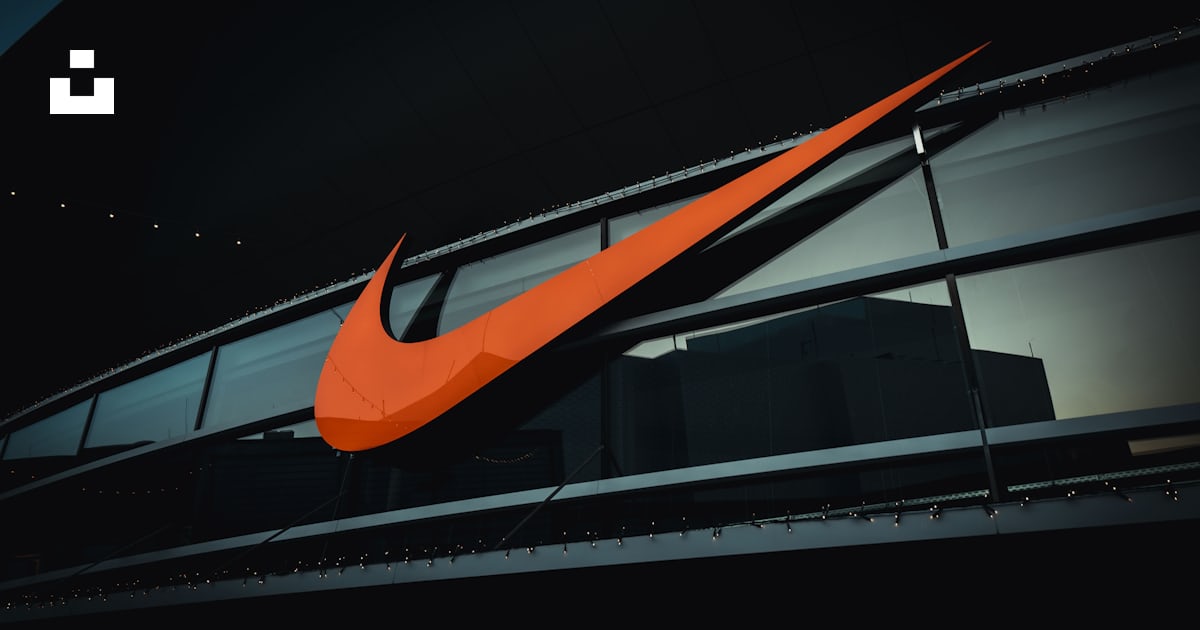Un Grand Logo Nike Orange Sur Le C t D un B timent Photo Photo un-grand-logo-nike-orange-sur-le-c-t-d-un-b-timent-photo-photo