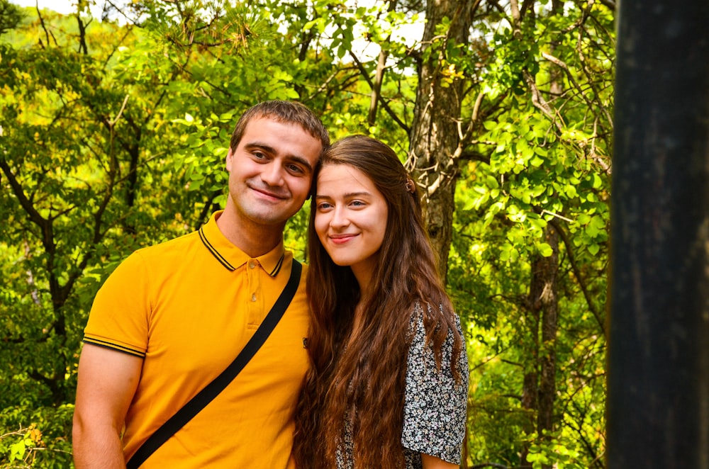 Ein Mann und eine Frau stehen nebeneinander