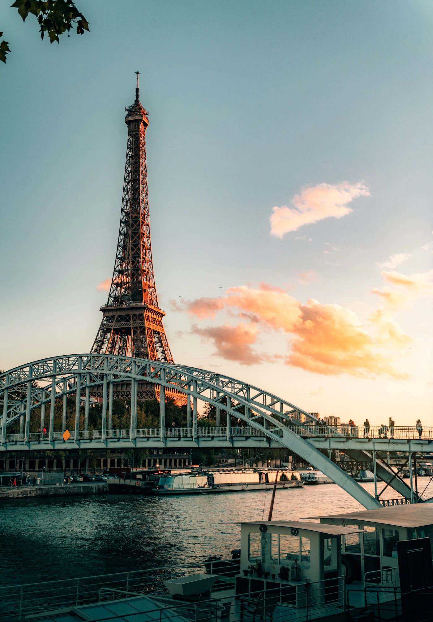Torre Eiffel iluminada sobre el río Sena al atardecer en París, Francia, Europa