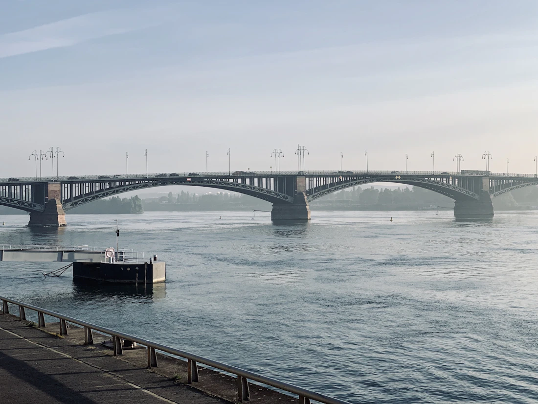 Theodor-Heuss-Brücke über den Rhein bei Mainz an einem hellen, leicht dunstigen Morgen