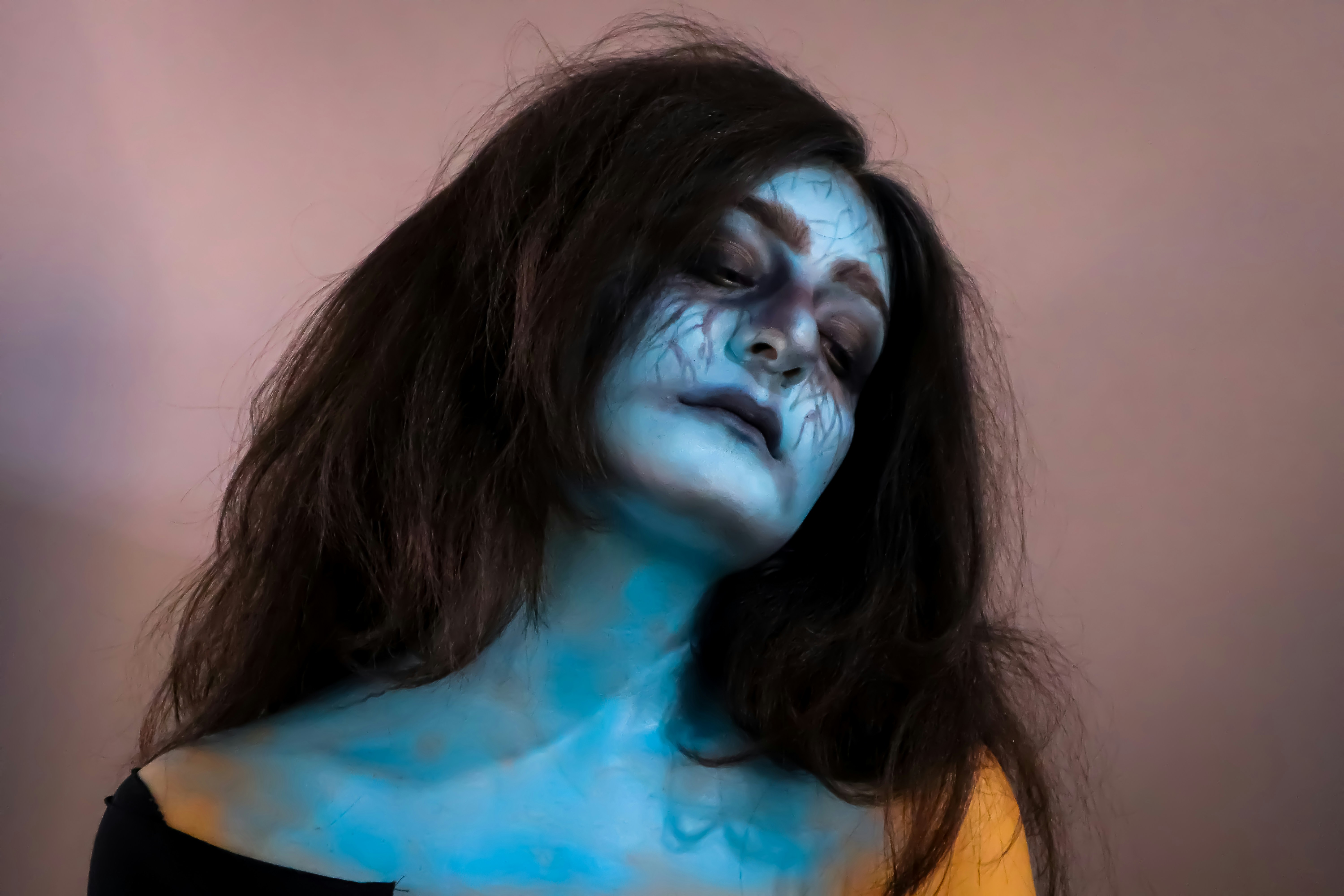 seorang wanita dengan cat biru di wajahnya