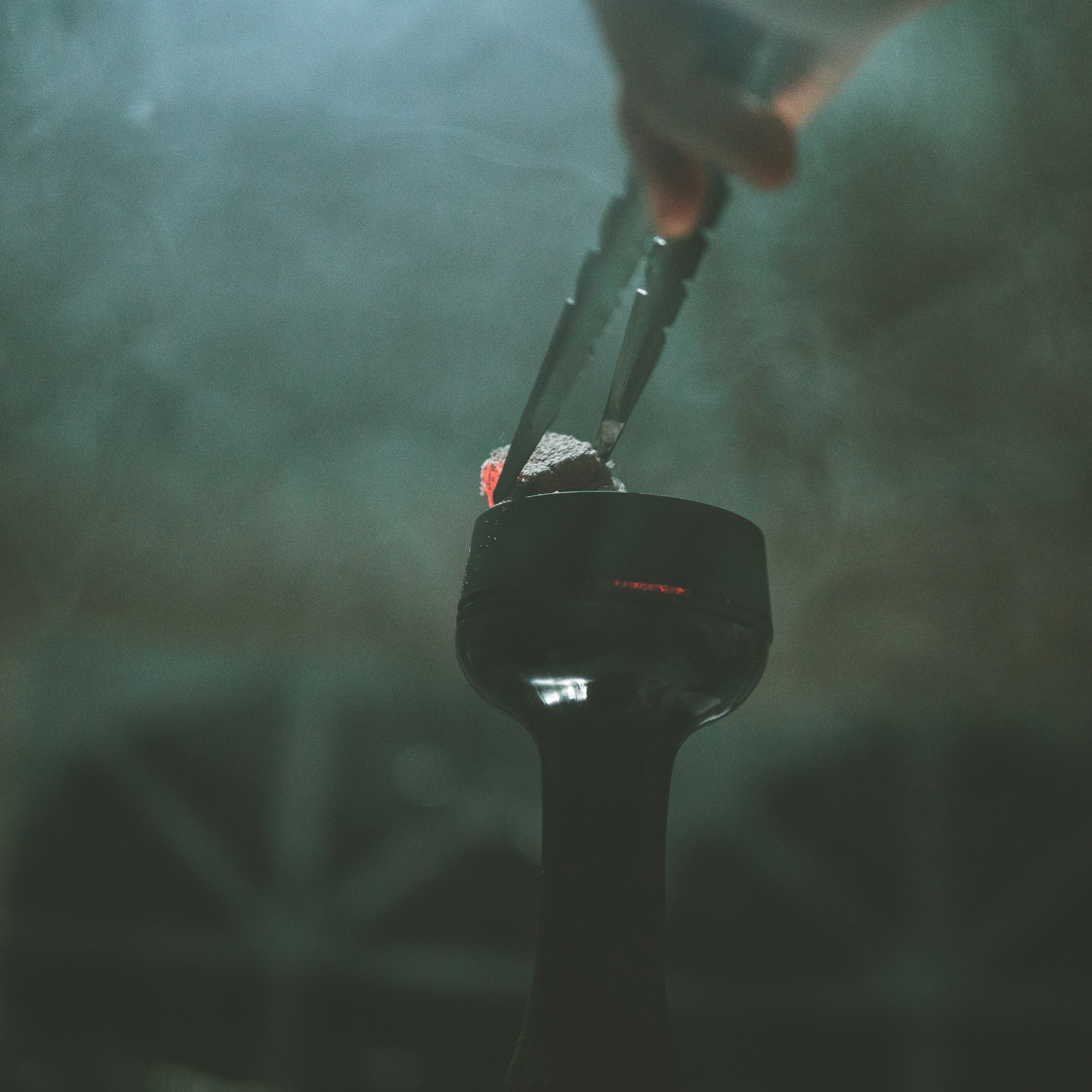 고급스러운 헤드폰을 착용한 사용자의 몰입적인 청취 경험