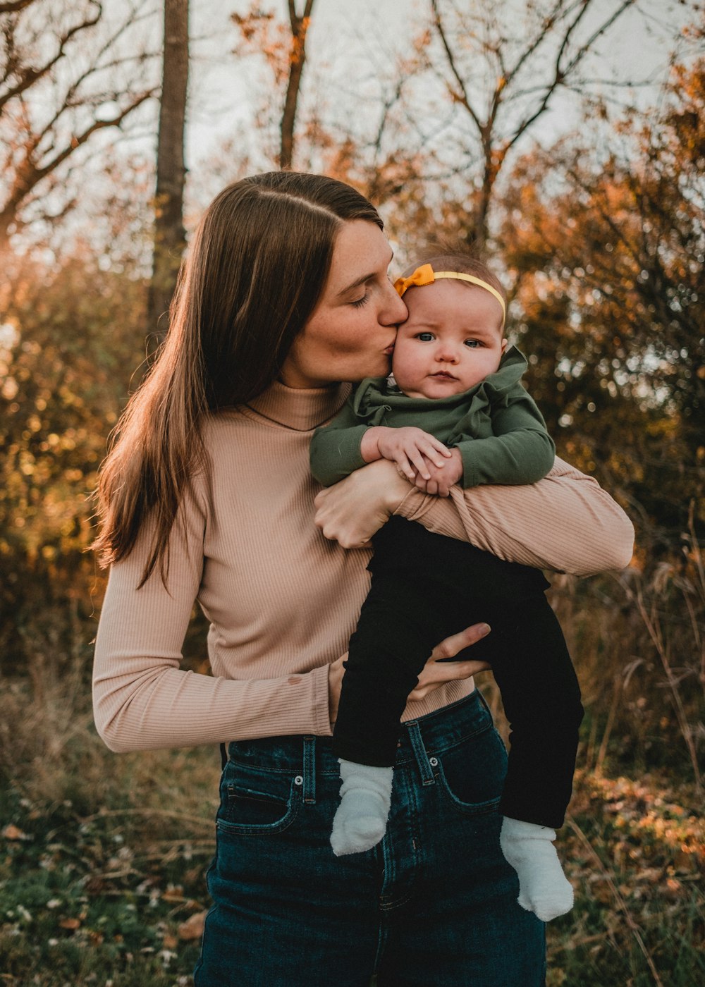 Eine Frau, die ein Baby im Arm hält