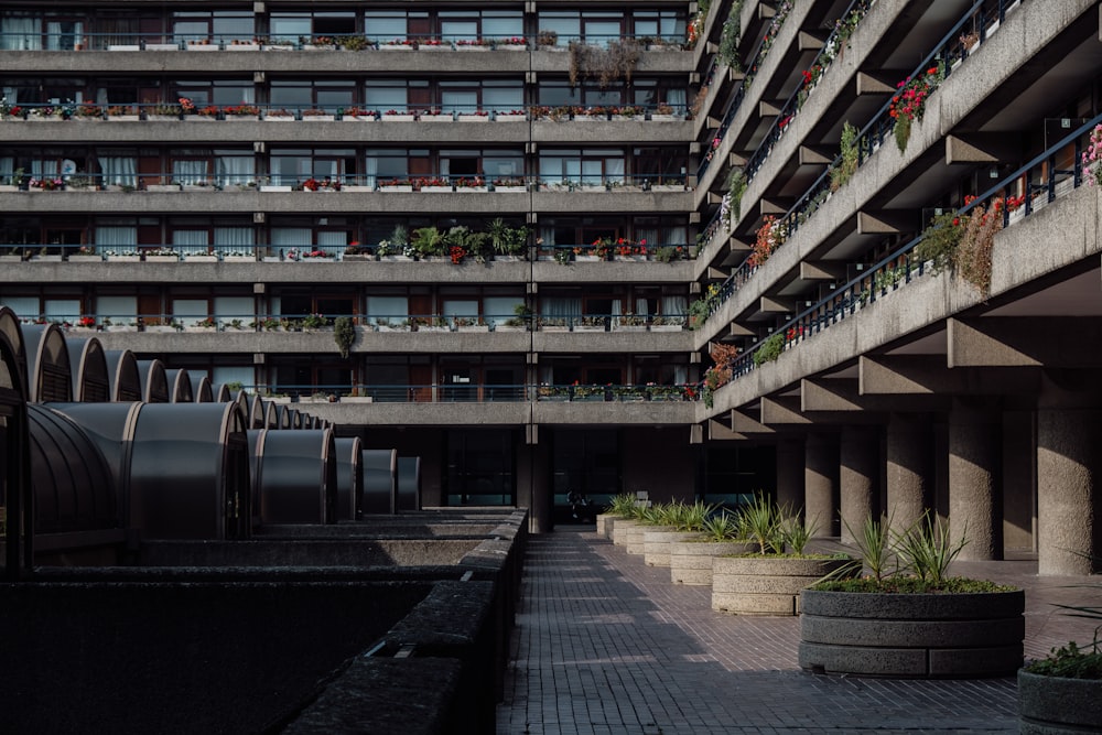 Un edificio muy alto con muchos balcones