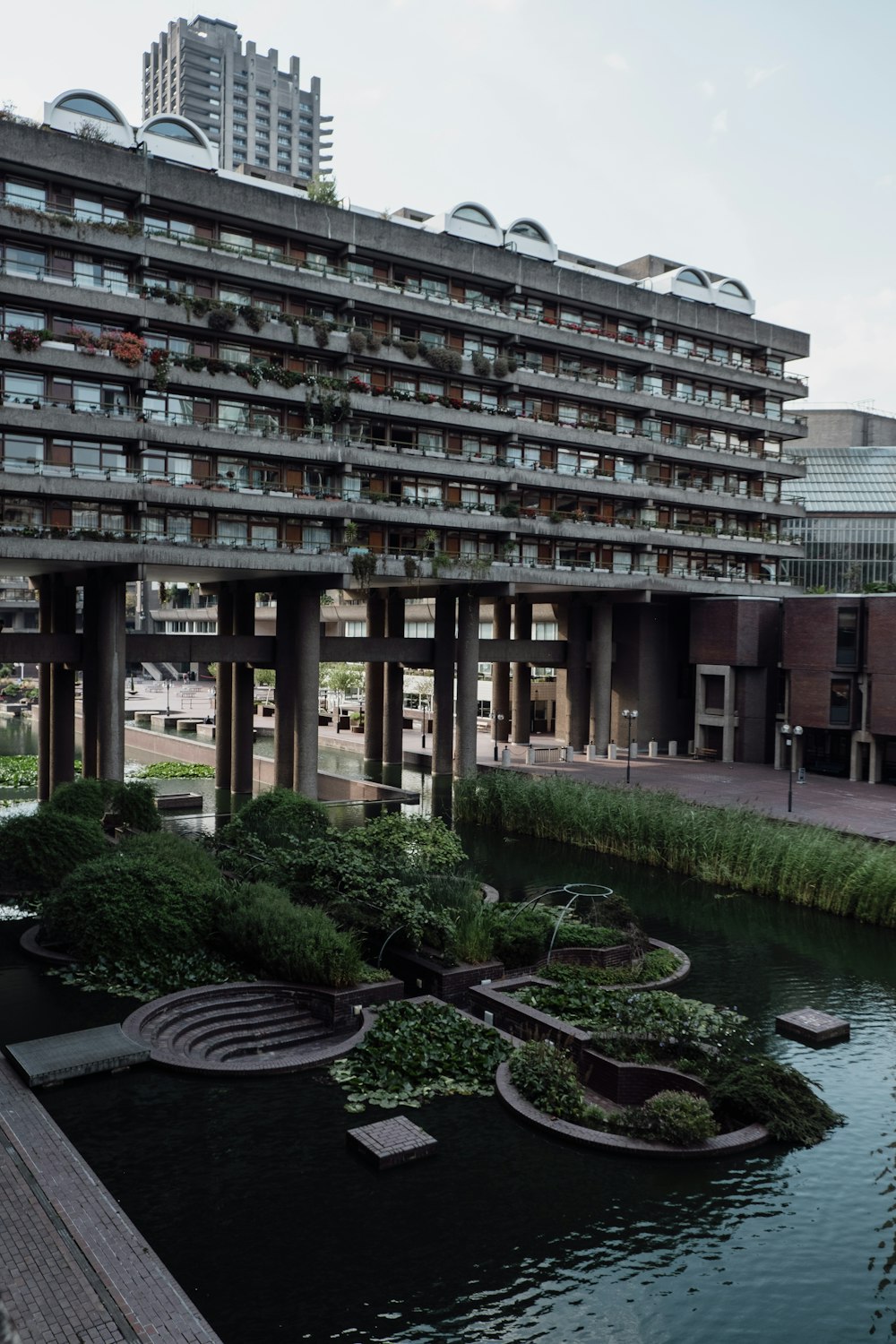 Un edificio muy alto junto a un cuerpo de agua