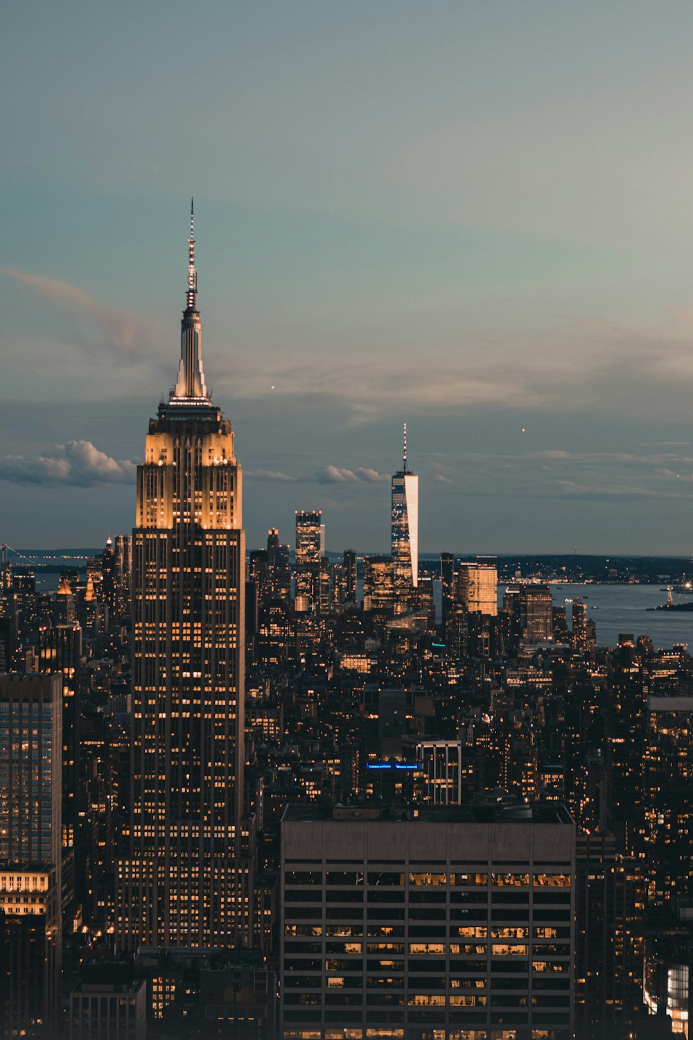 Una vista de una ciudad por la noche desde lo alto de un edificio