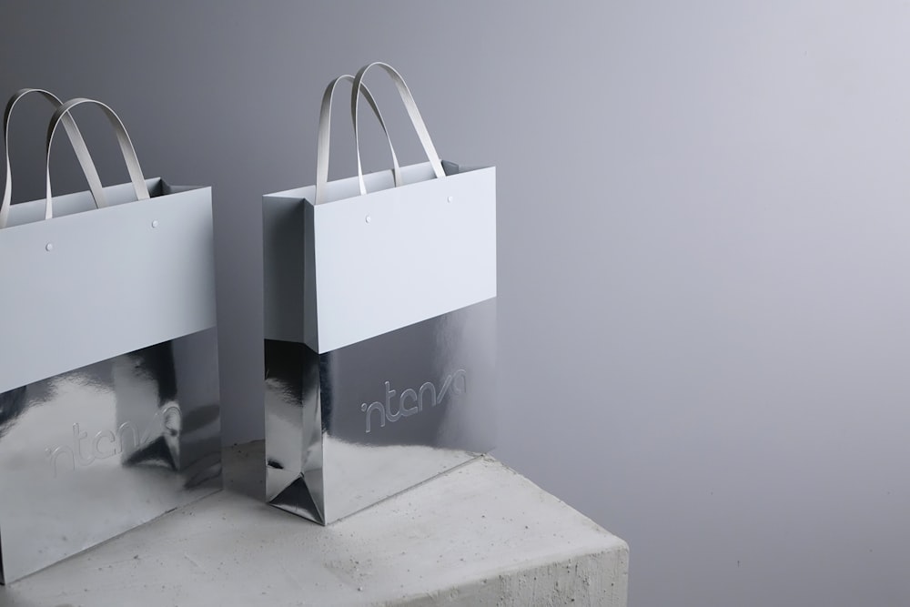 Zwei Säcke sitzen auf einem Zementblock