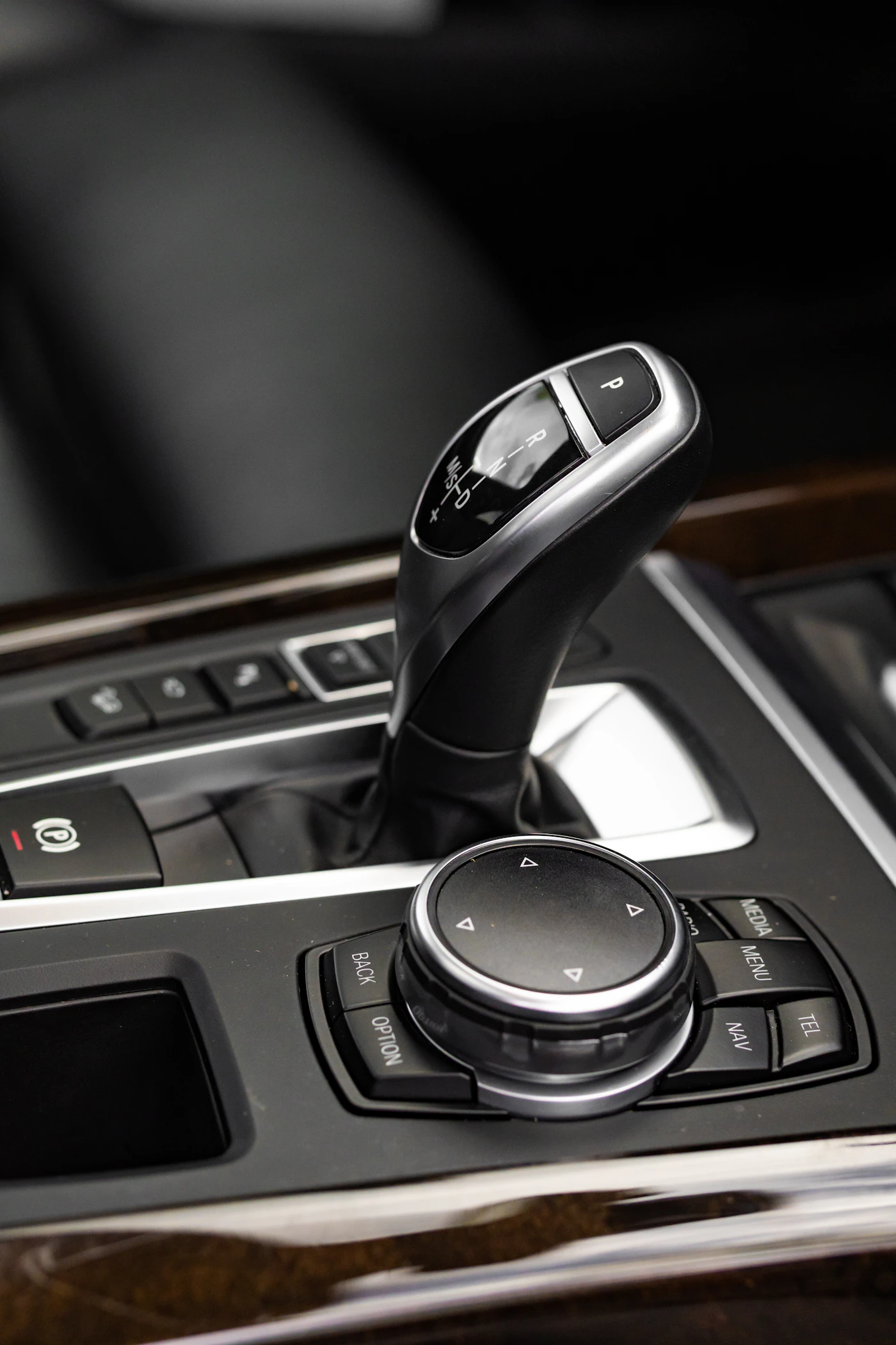 Close-up of a car steering wheel where paddle shifters are mounted for manually commanding a dual-clutch transmission
