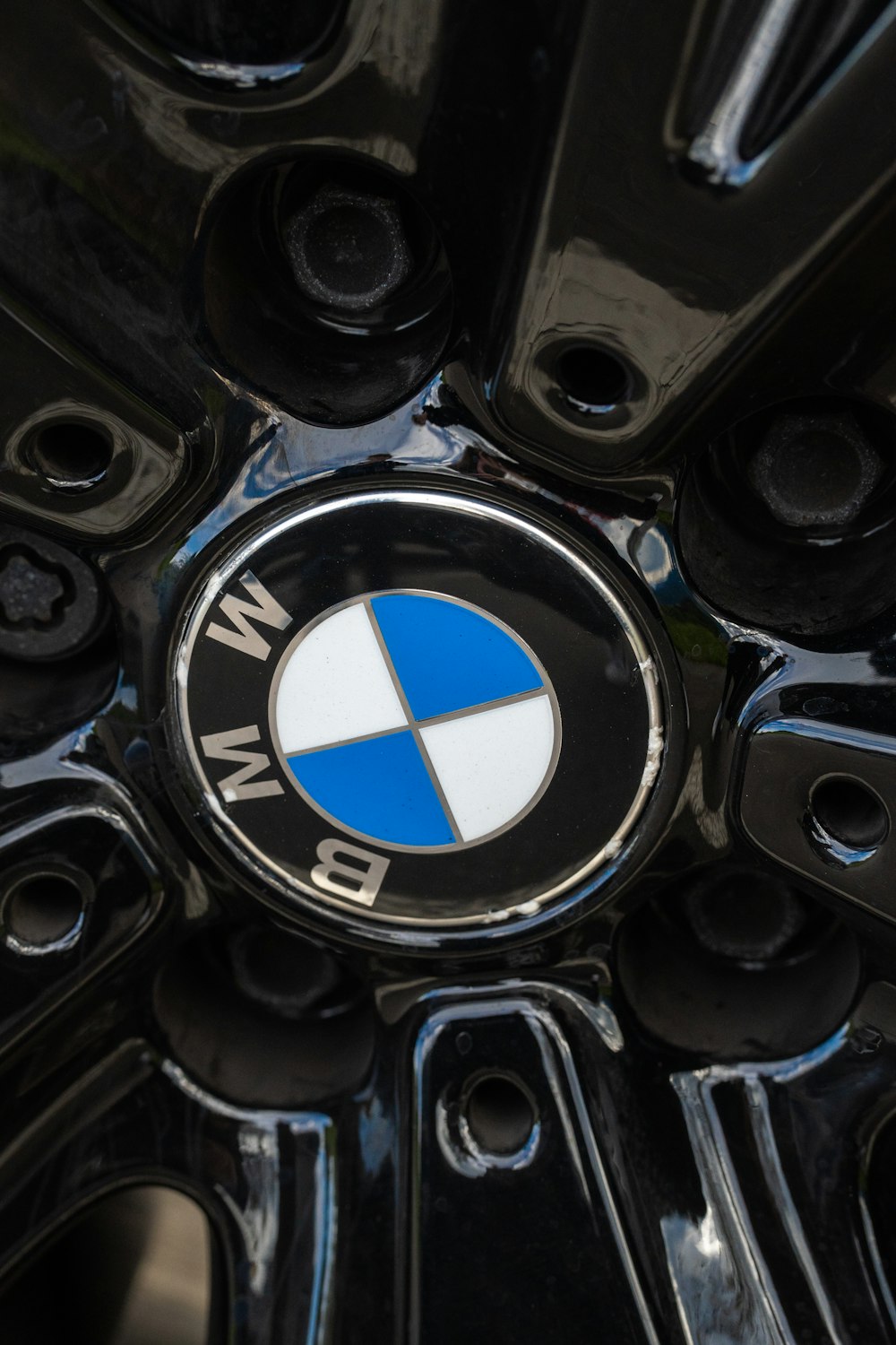 Un primer plano de una rueda con el logotipo de BMW