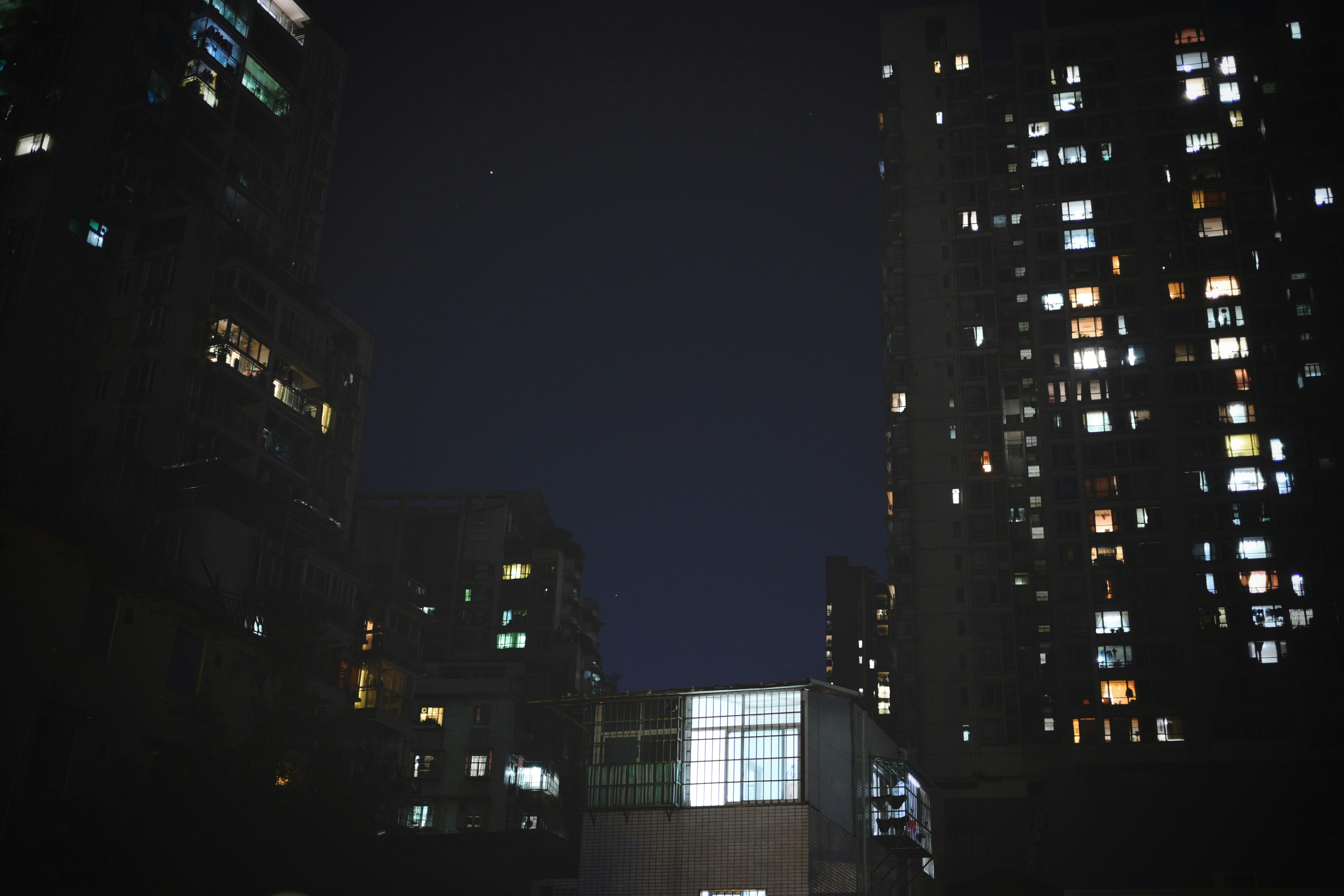 Una ciudad oscura por la noche con edificios iluminados