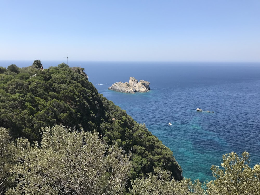 uma vista do oceano de uma colina