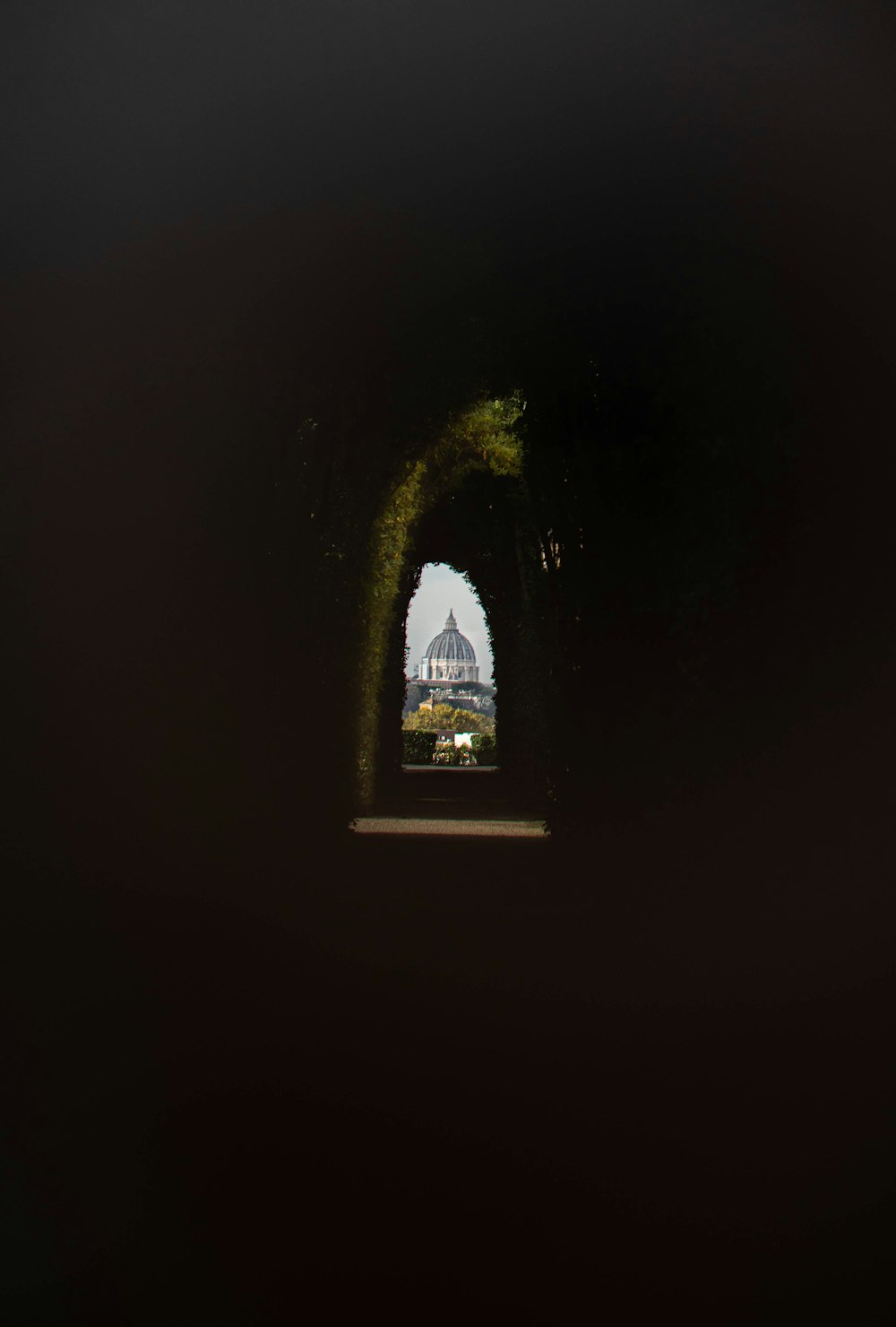 una vista di un edificio attraverso un tunnel