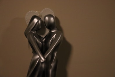 Heartwarming couple 3D sculpture with intertwined hands and soft shadows