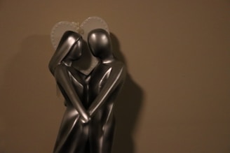 Heartwarming couple 3D sculpture with intertwined hands and soft shadows