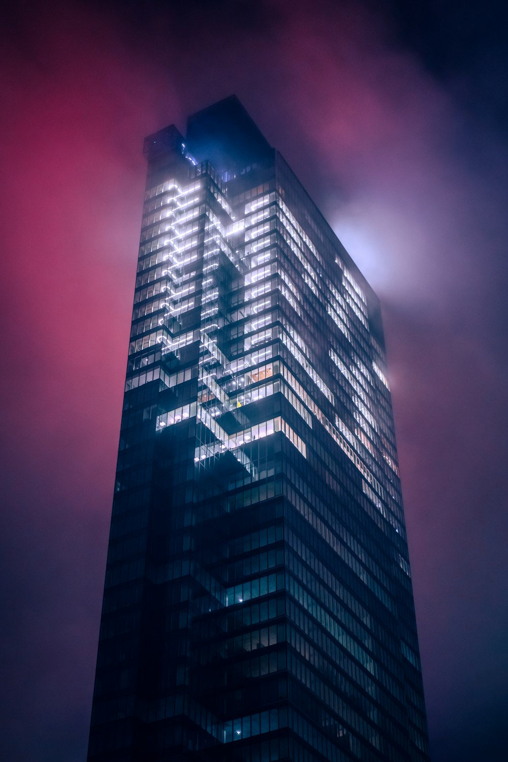 Ein sehr hohes Gebäude, das nachts beleuchtet wird