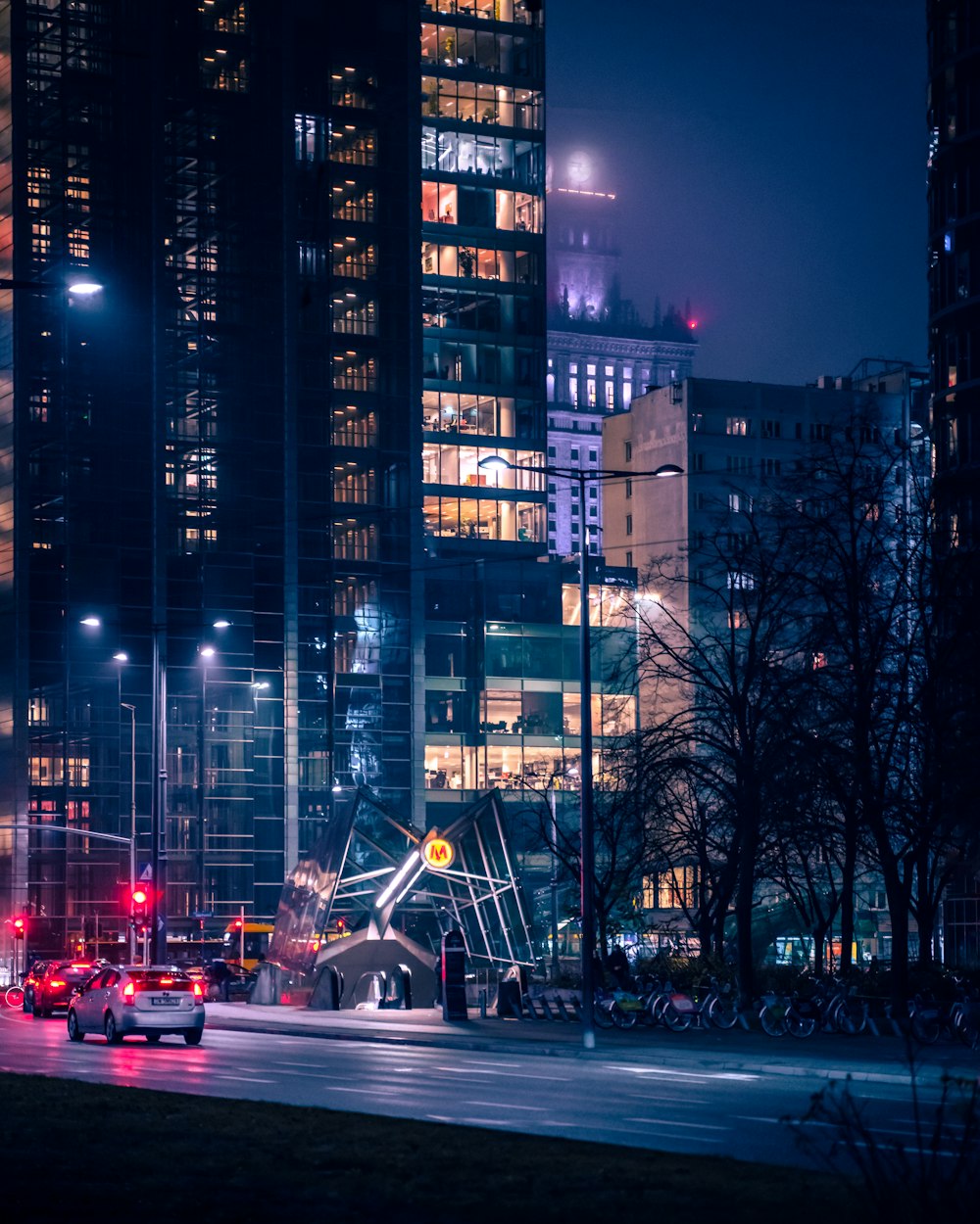 Una calle de la ciudad por la noche con un semáforo