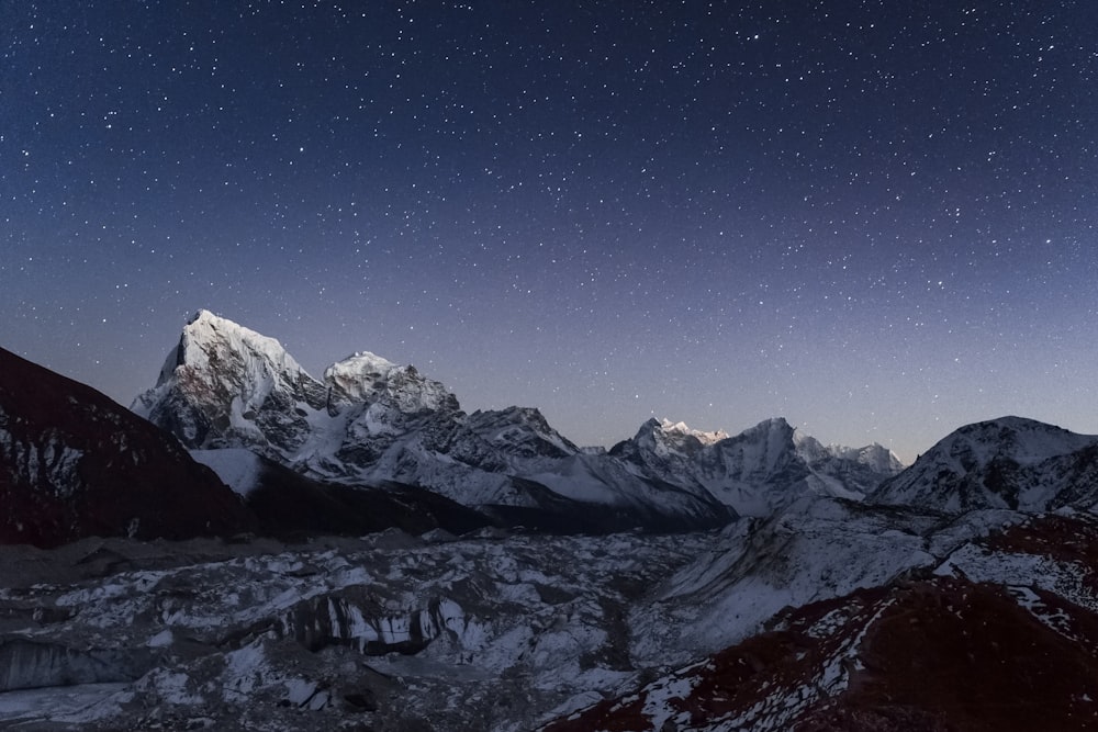 El cielo nocturno sobre una cordillera nevada