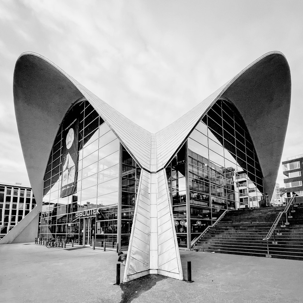 a black and white photo of a modern building