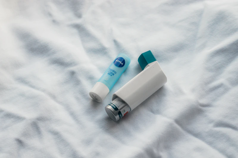 Objetos de higiene sobre s&aacute;bana blanca: h&aacute;bitos y salud respiratoria