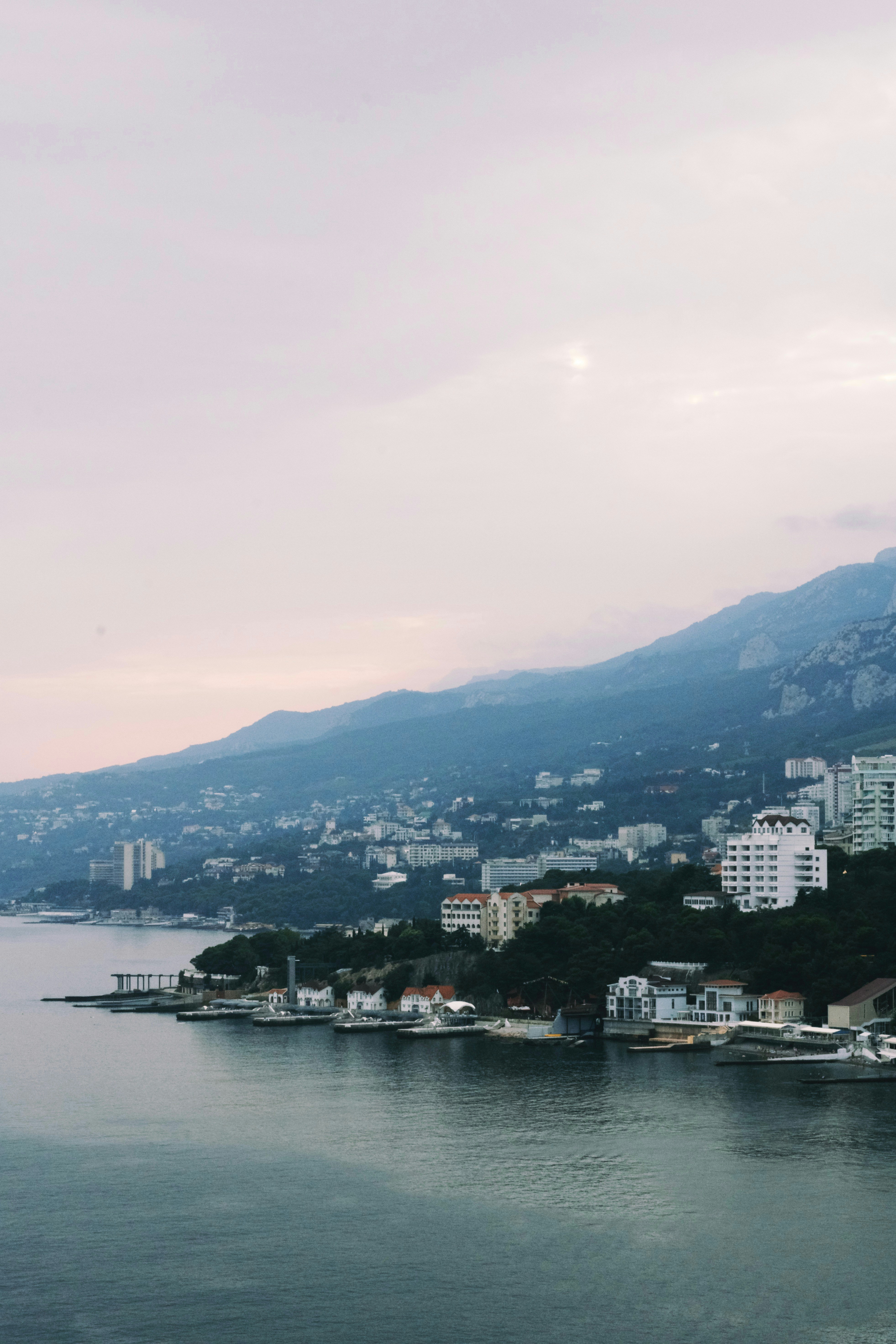 Un plan d’eau avec une ville en arrière-plan photo – Photo L'eau ...