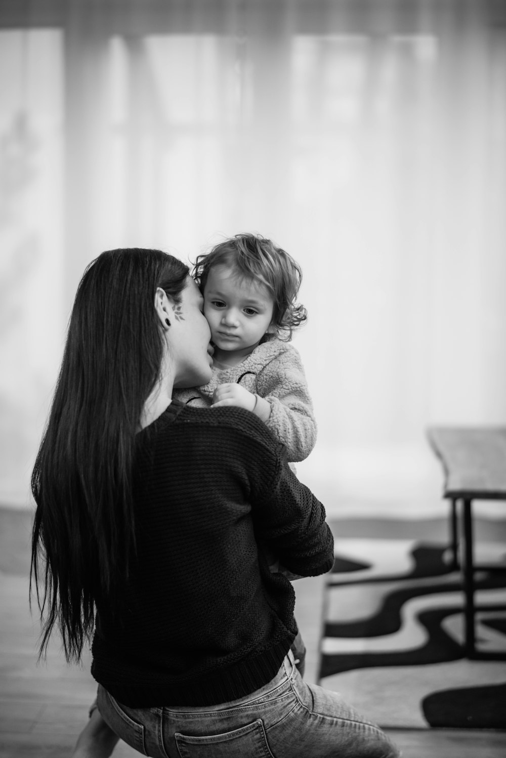 Une femme tenant un petit enfant dans ses bras