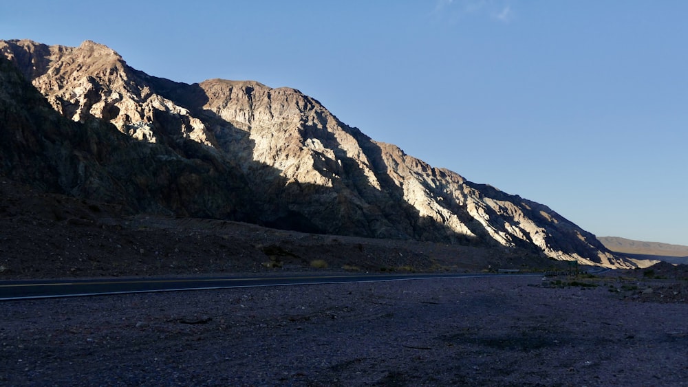 una vista di una montagna con una strada che la attraversa