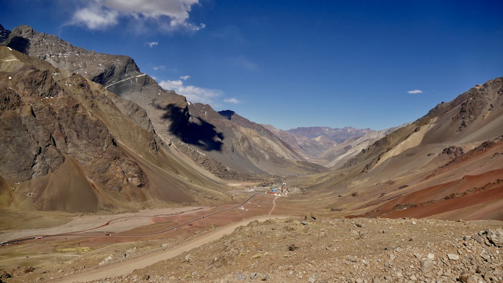 une vue d’une vallée de montagne traversée par une route