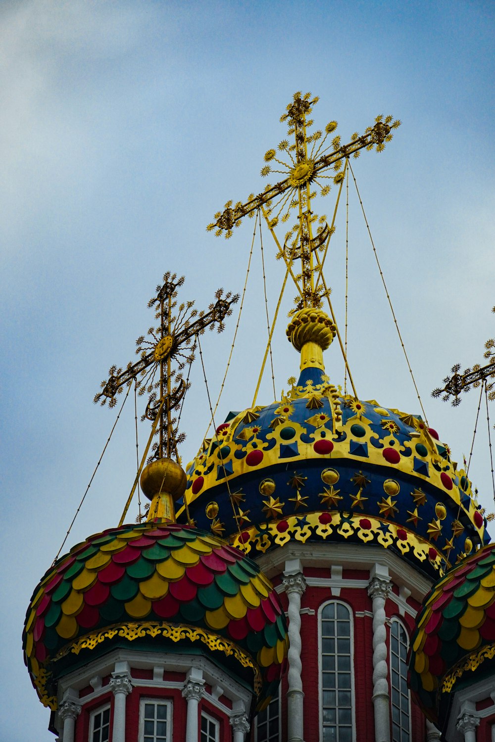 un bâtiment coloré avec une croix au-dessus