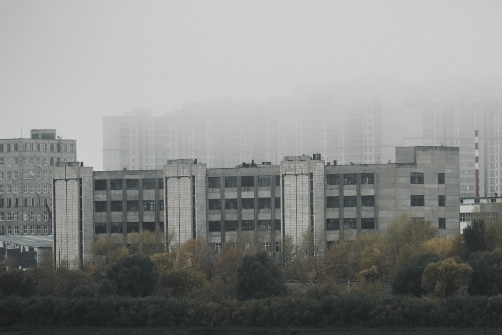 高層ビルのある街の霧の日