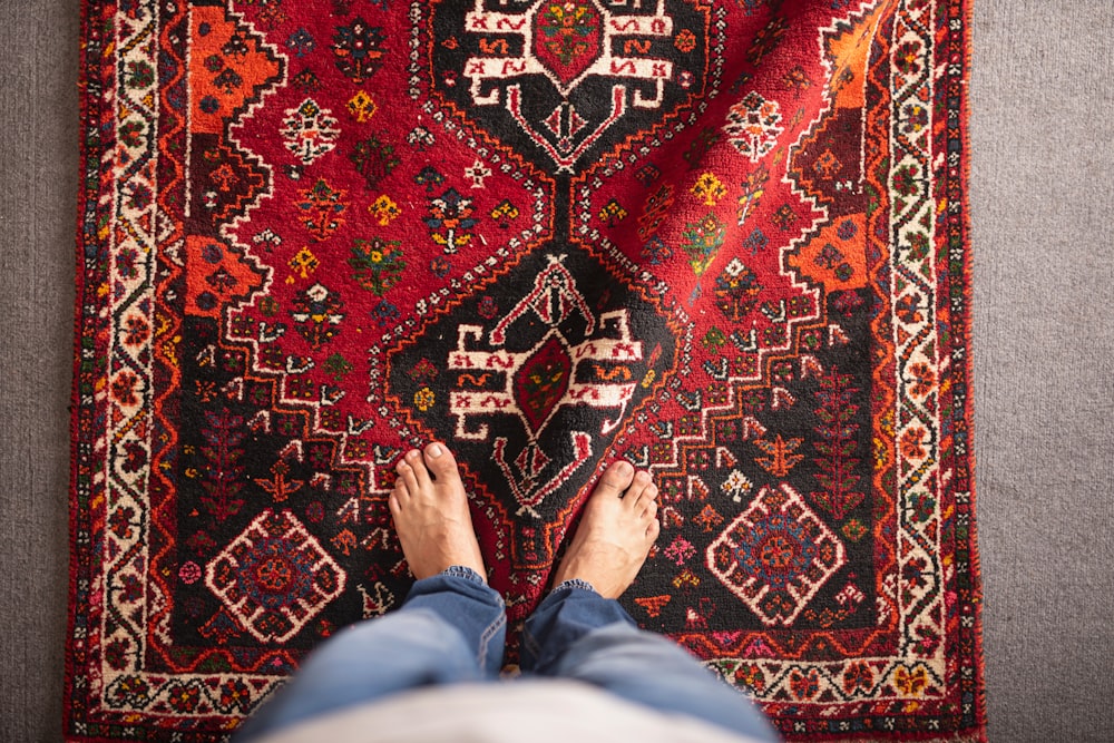 una persona in piedi davanti a un tappeto