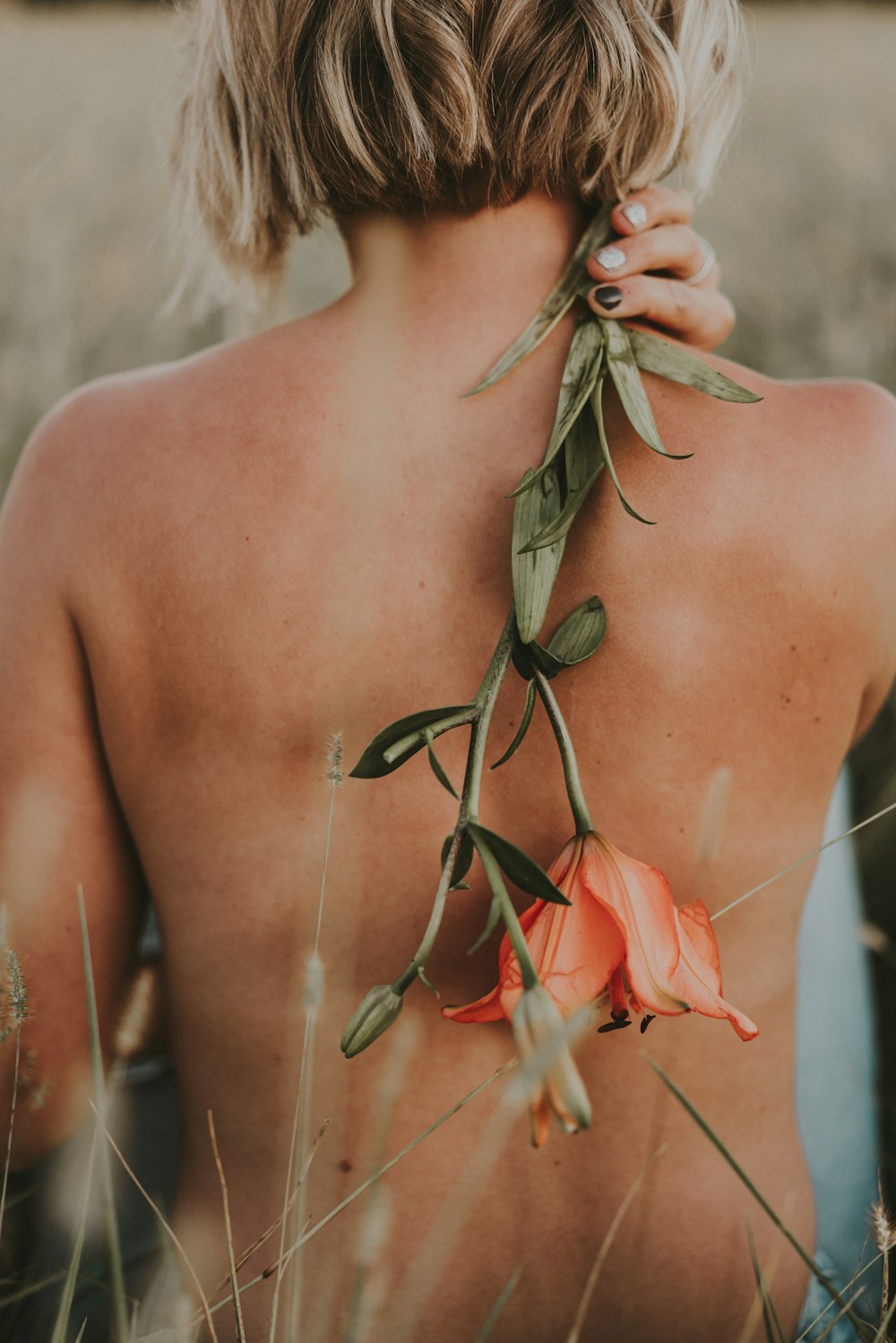 uma pessoa com uma flor nas costas