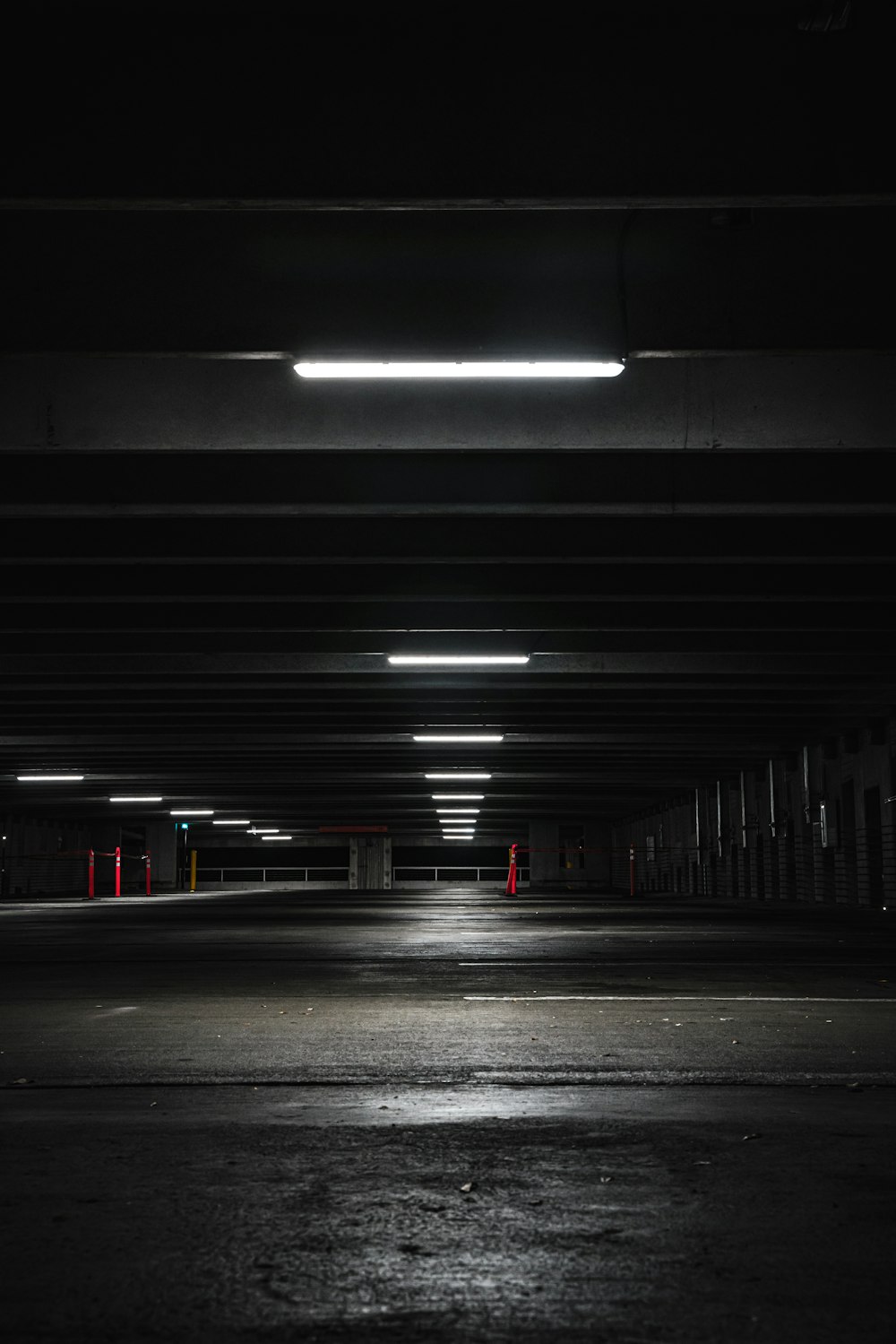 Un estacionamiento vacío por la noche con las luces encendidas