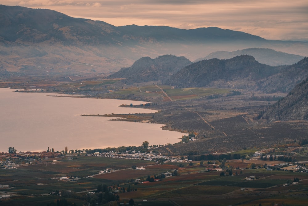 una vista panoramica di un lago e delle montagne