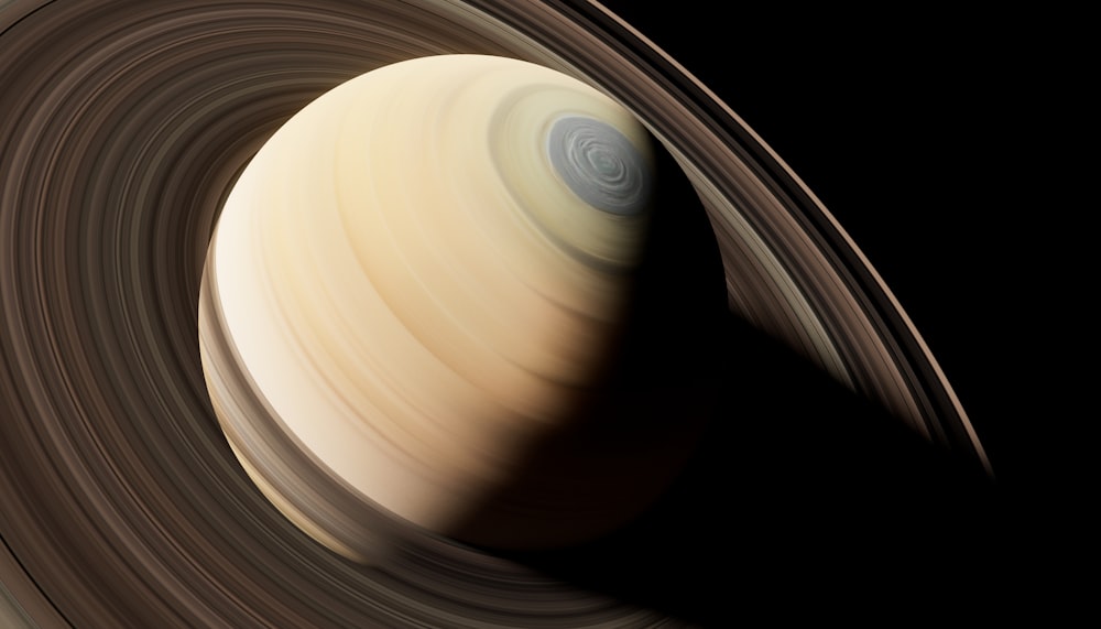 Nahaufnahme eines Saturnplaneten mit schwarzem Hintergrund