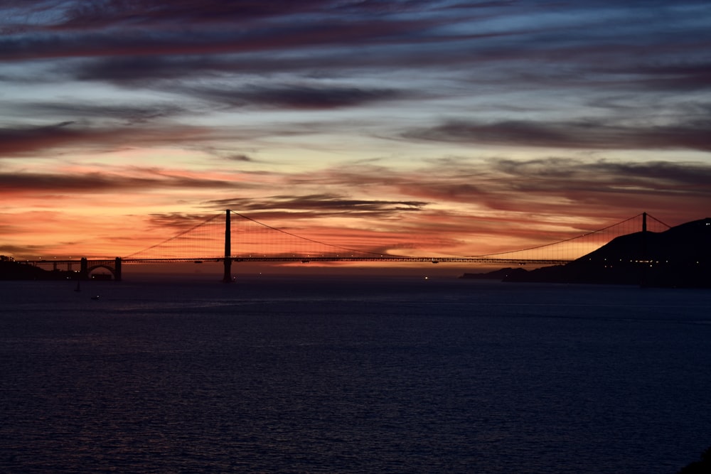 Il sole sta tramontando sul Bay Bridge