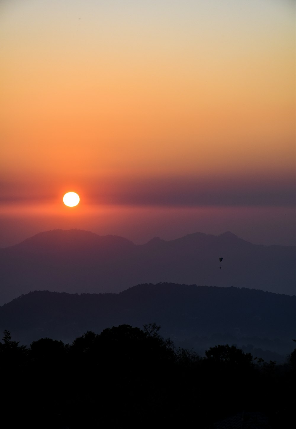 Die Sonne geht über einer Bergkette unter