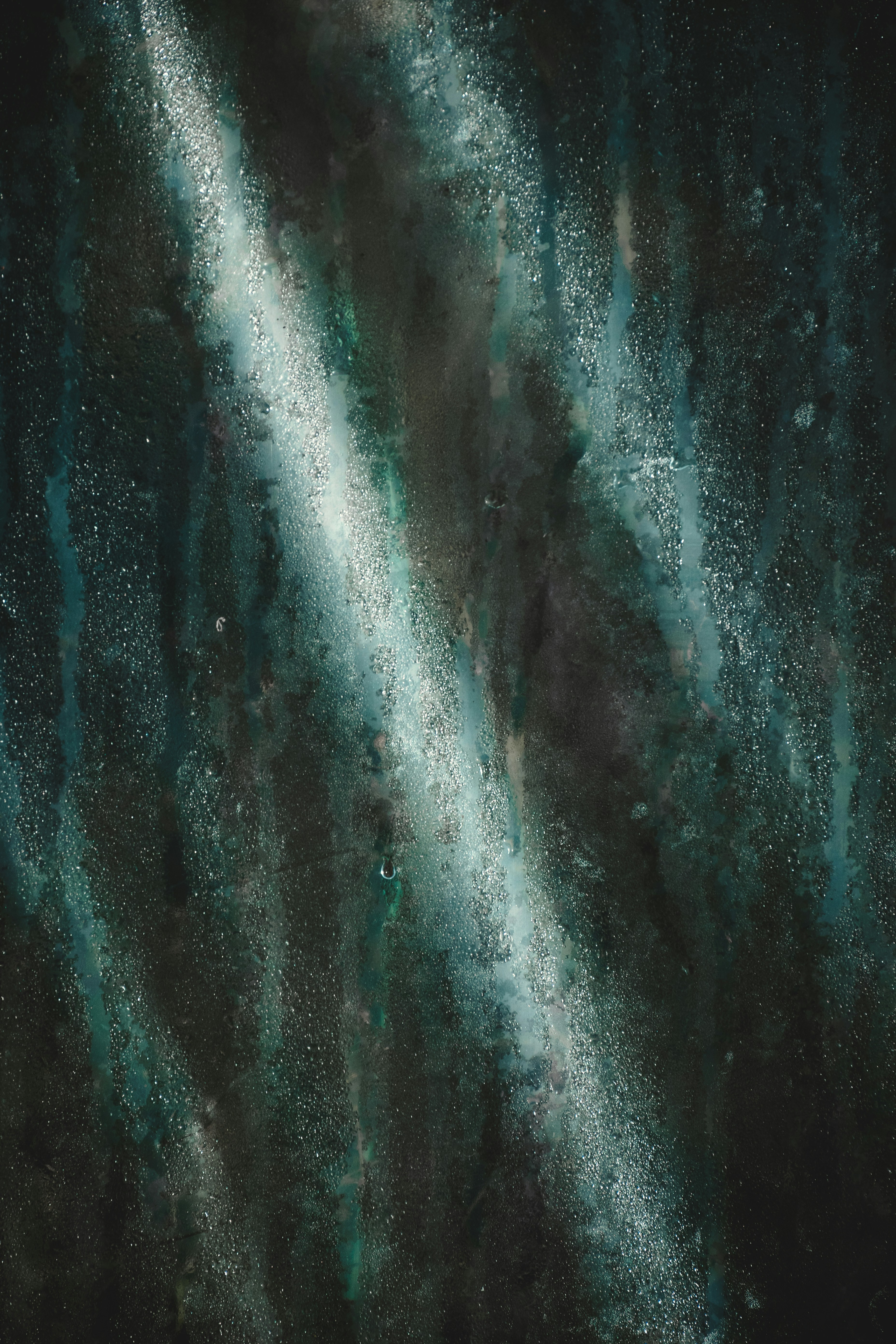 uma pintura de um fundo preto e verde