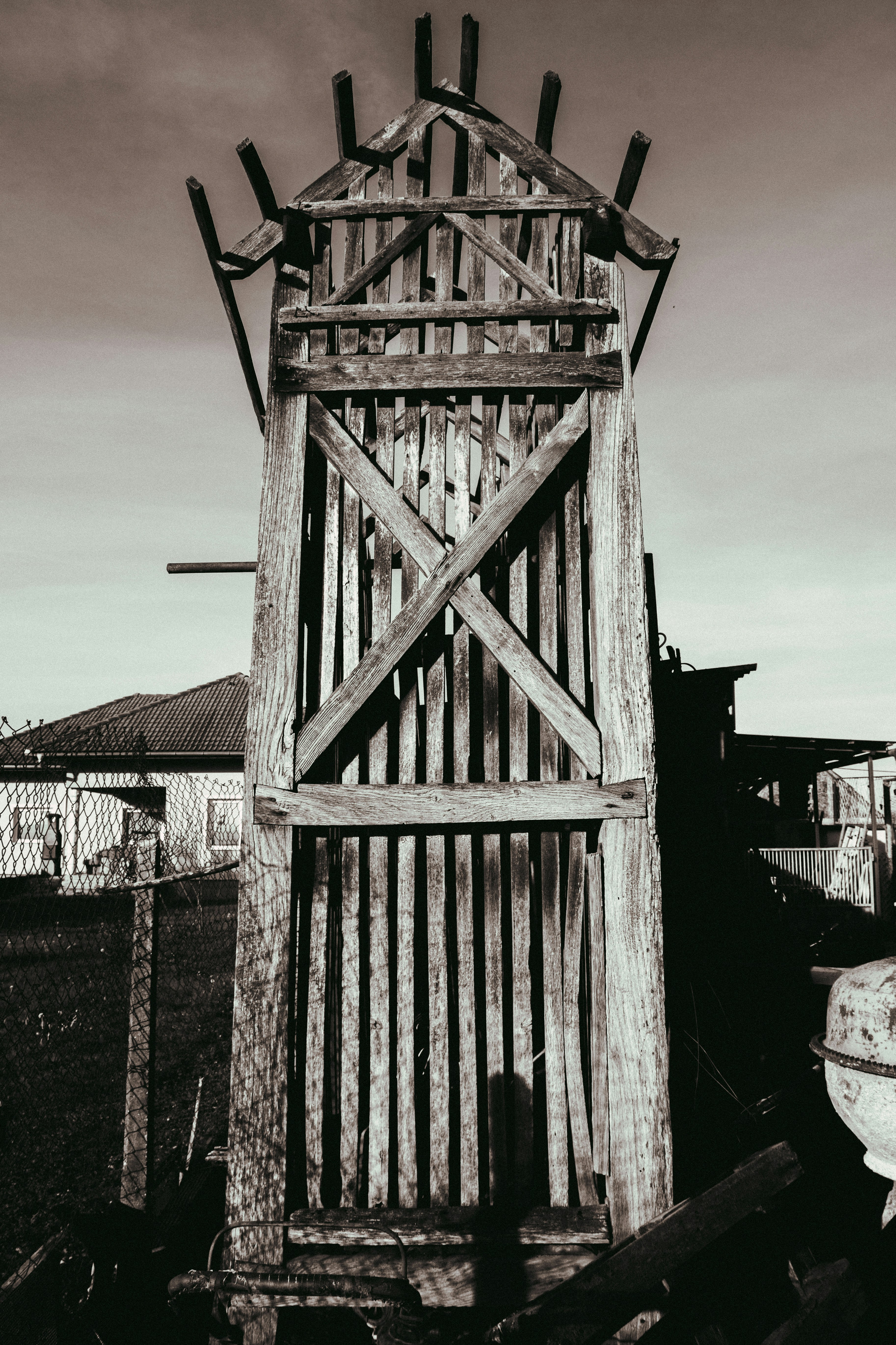 uma estrutura de madeira alta sentada no meio de um campo